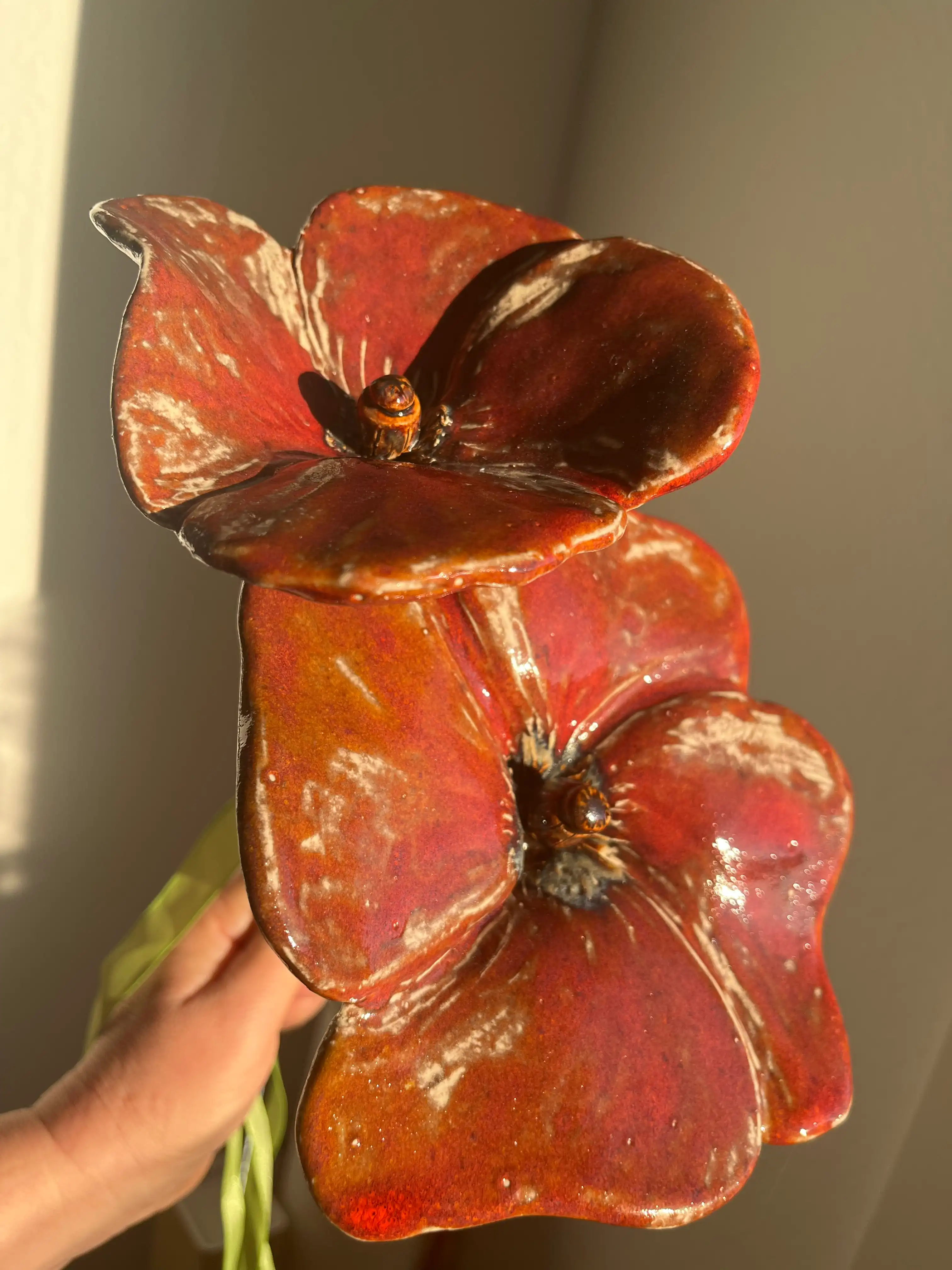 Skulptur einer bräunlich-roten Blume von Valérie Seignez